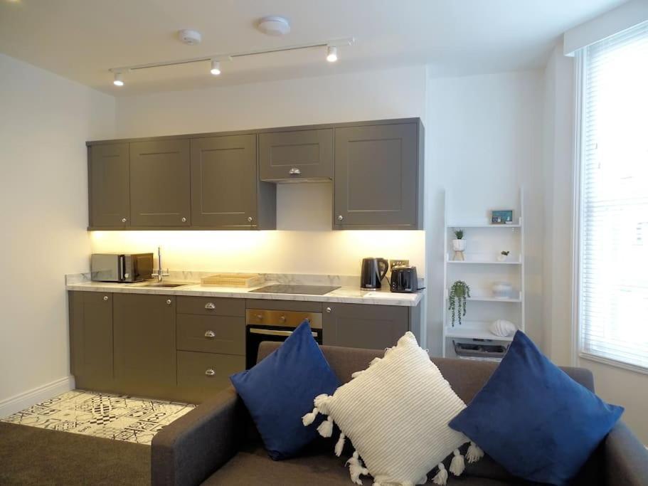 Apt 3 - Queens Court Скарборо Экстерьер фото
